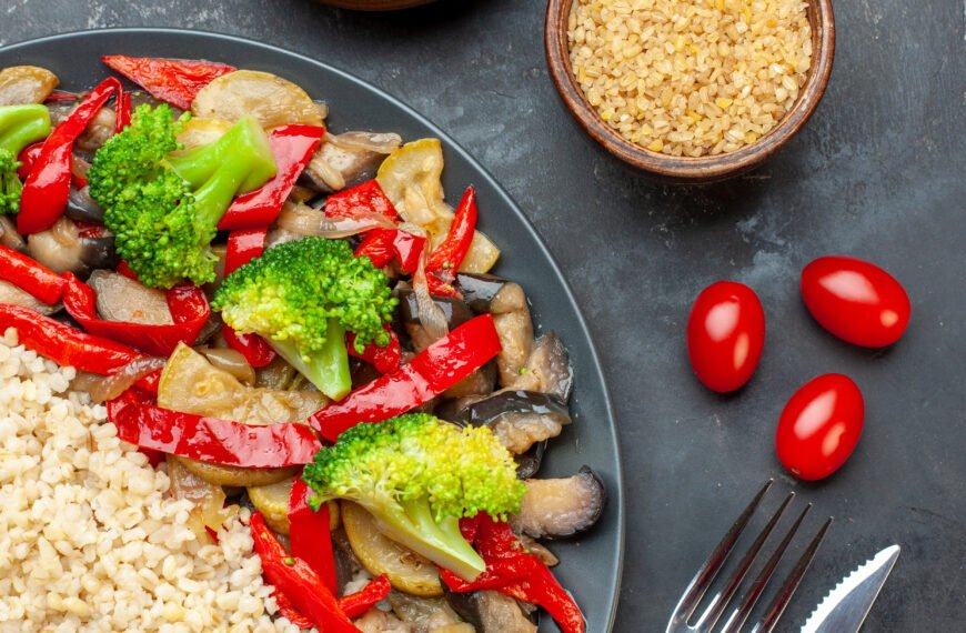 Beef stir fry with bell peppers and brown rice