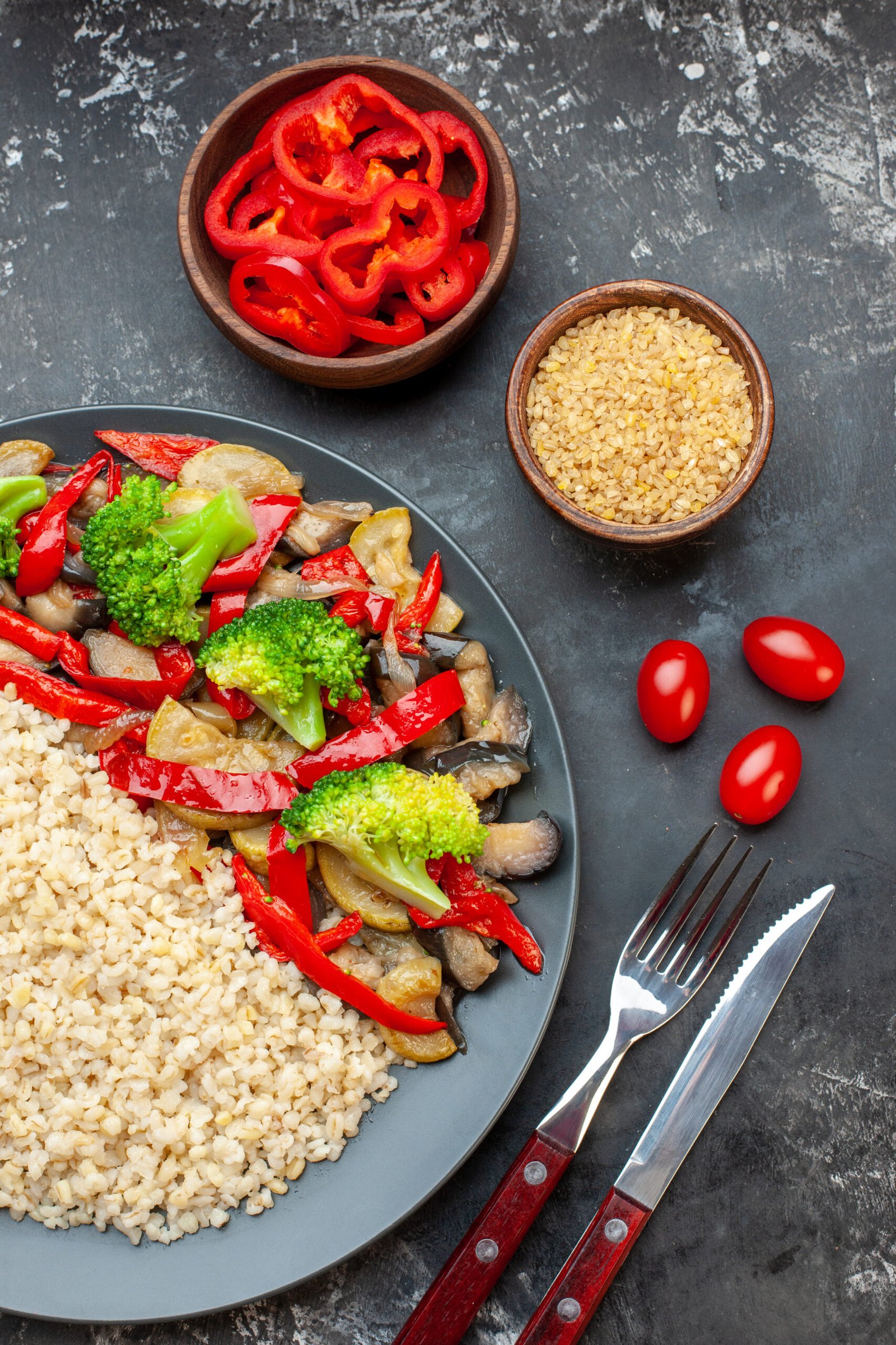 Beef stir fry with bell peppers and brown rice