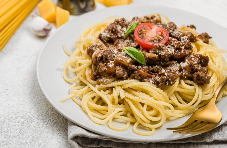 Plate with spaghetii bolognese close up