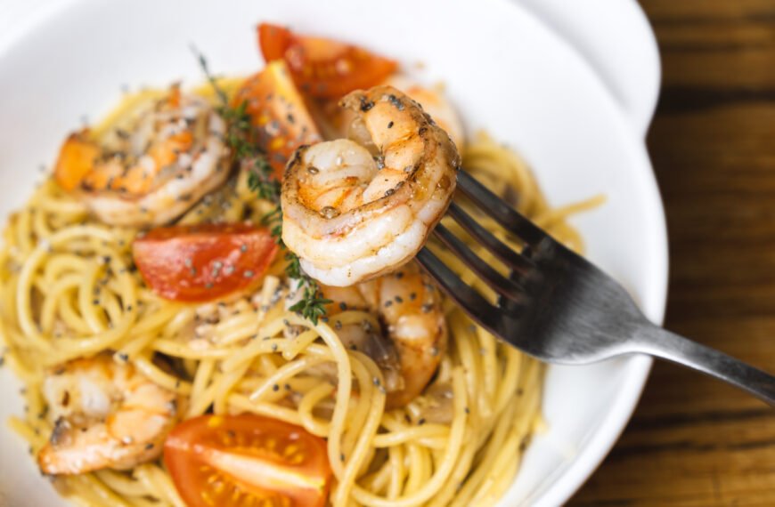 Spaghetti with fried shrimps and fresh tomatoes.
